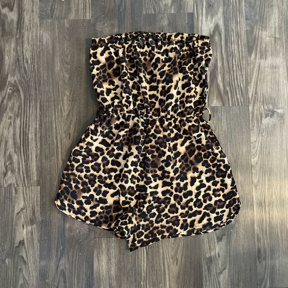 Casual Leopard Romper (Size Small) - Picture 2 of 2